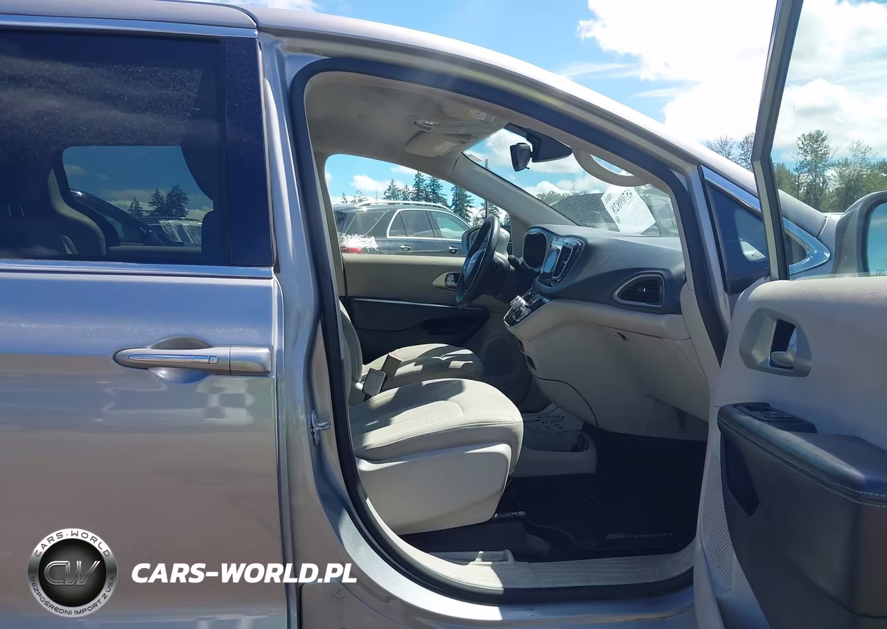 2017 Chrysler Pacifica Hybrid Touring Plus VIN:2C4RC1H73HR836196 - 5