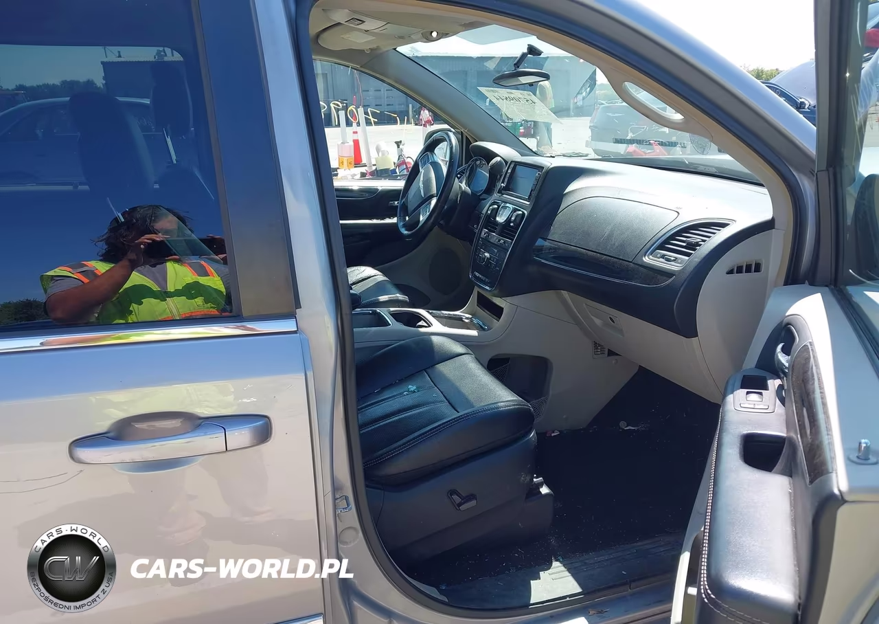 2015 Chrysler Town & Country Touring-L VIN:2C4RC1CG2FR519577 - 5