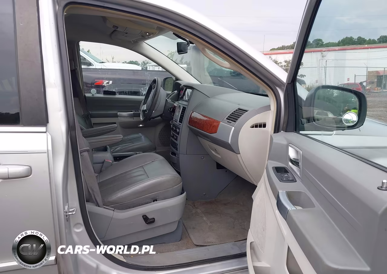 2008 Chrysler Town & Country Touring VIN:2A8HR54P38R826896 - 5