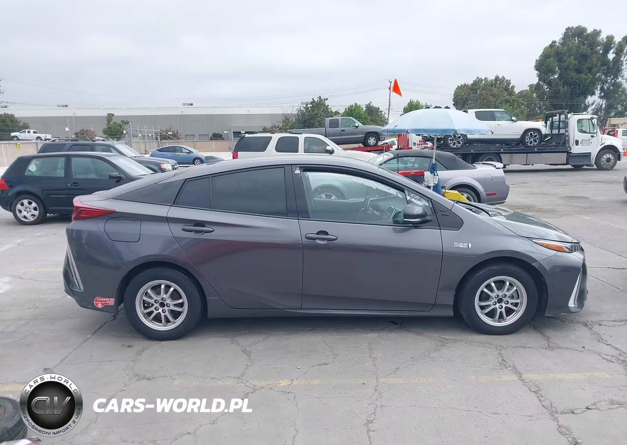 2018 Toyota Prius Prime Plus VIN:JTDKARFPXJ3075495 - 13