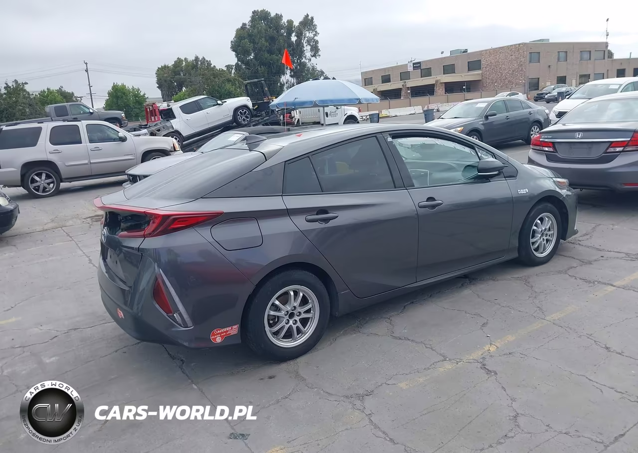 2018 Toyota Prius Prime Plus VIN:JTDKARFPXJ3075495 - 4