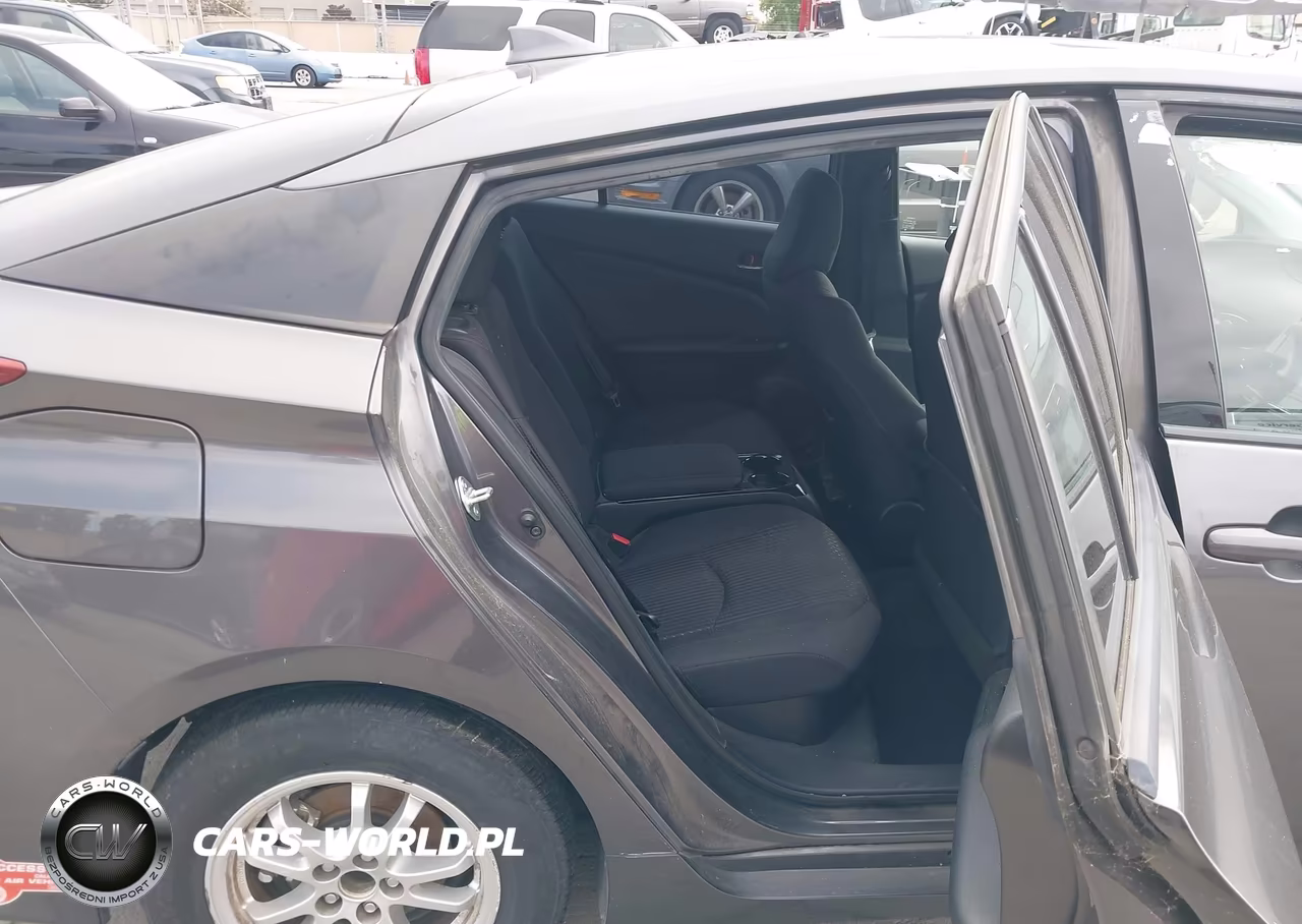 2018 Toyota Prius Prime Plus VIN:JTDKARFPXJ3075495 - 8