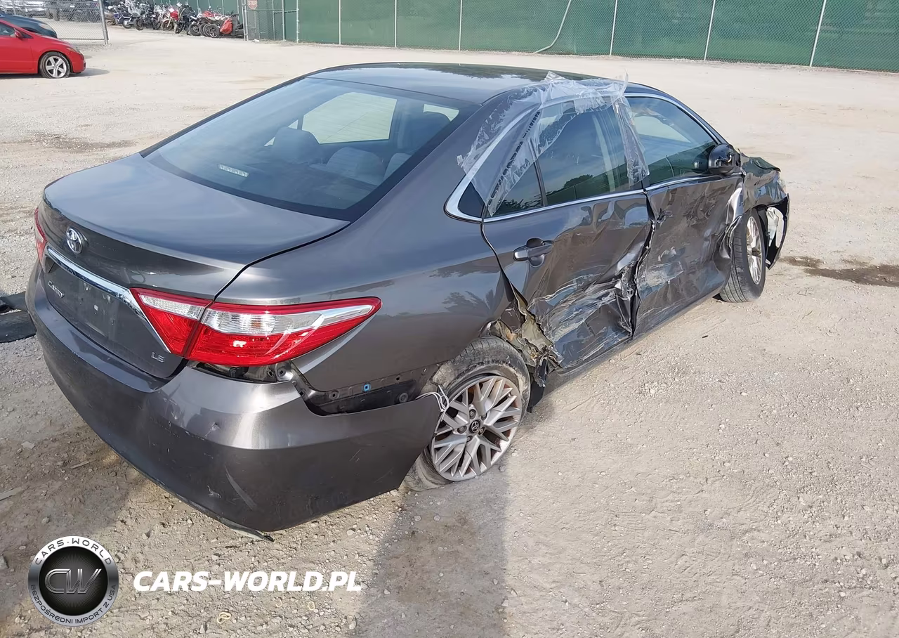 2017 Toyota Camry Le VIN:4T1BF1FK6HU671243 - 4