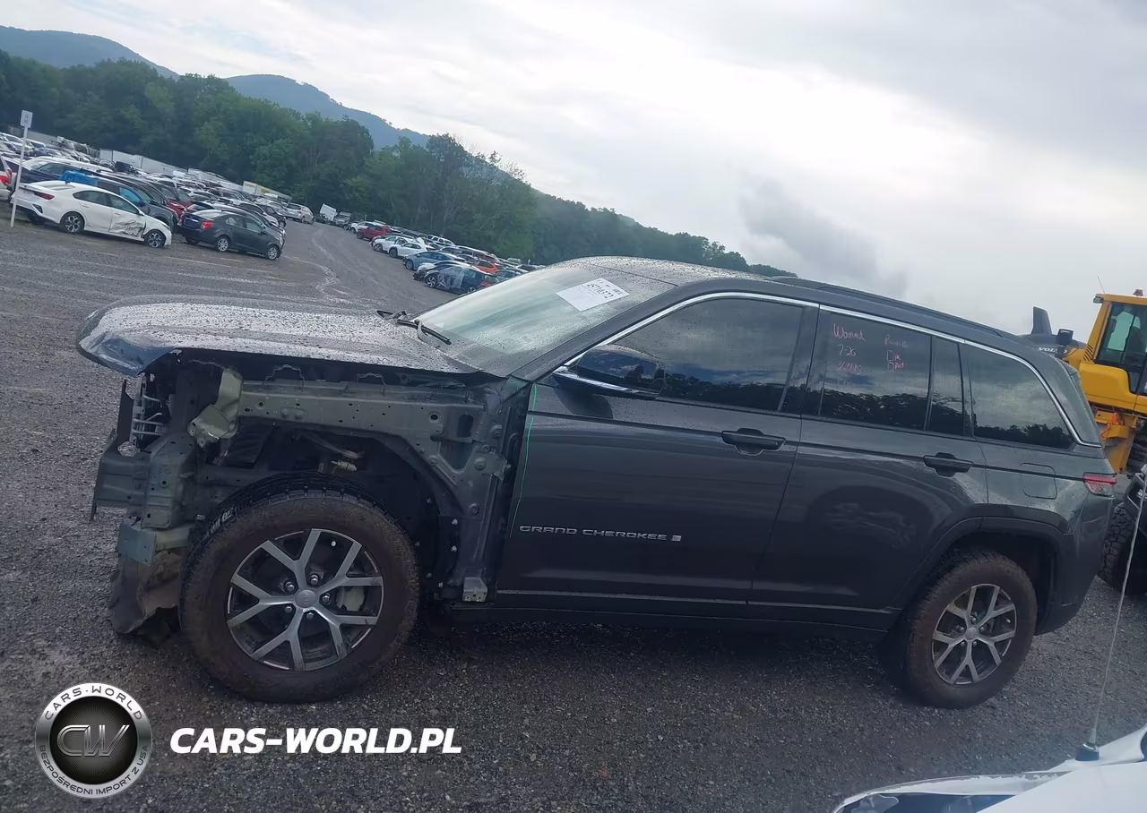 2025 Jeep Grand Cherokee Limited 4X4 VIN:1C4RJHBG9SC265983 - 15