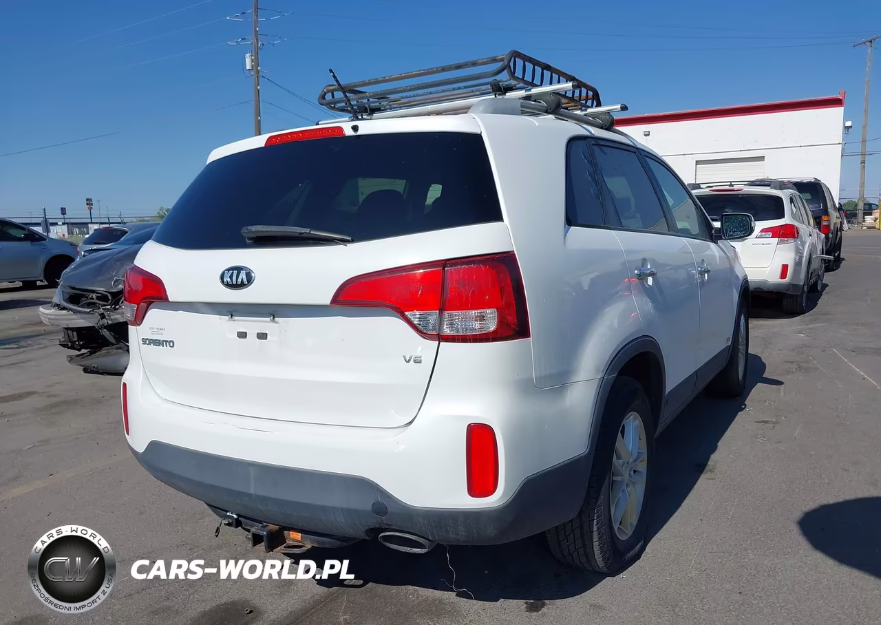 2015 Kia Sorento Lx V6 VIN:5XYKTDA76FG607056 - 4