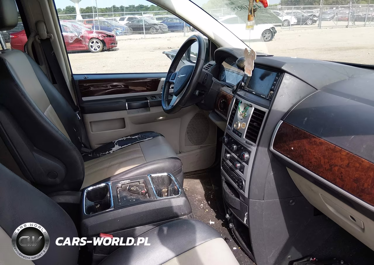 2010 Chrysler Town & Country Touring Plus VIN:2A4RR8DX8AR496198 - 5