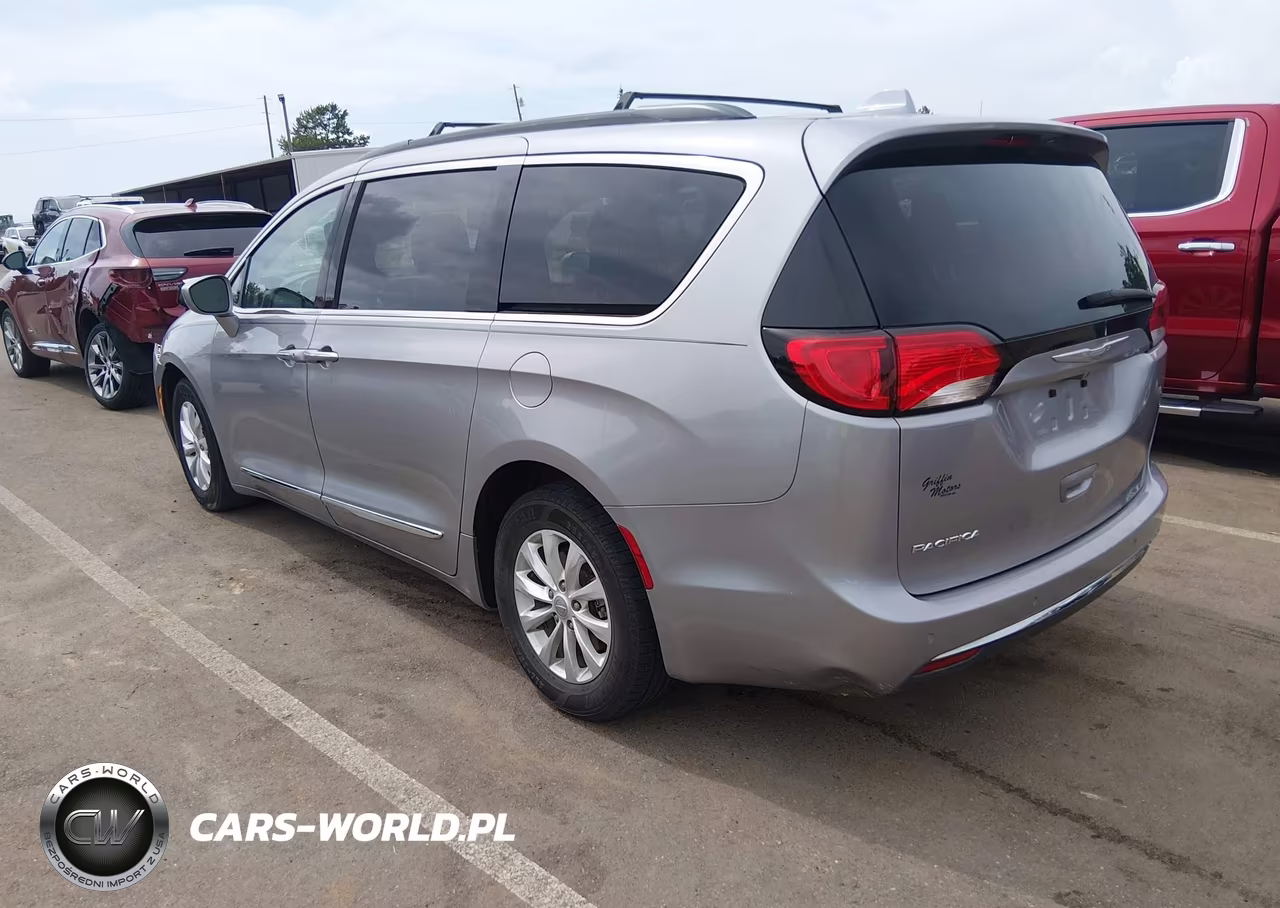 2017 Chrysler Pacifica Touring-L VIN:2C4RC1BG4HR569840 - 3