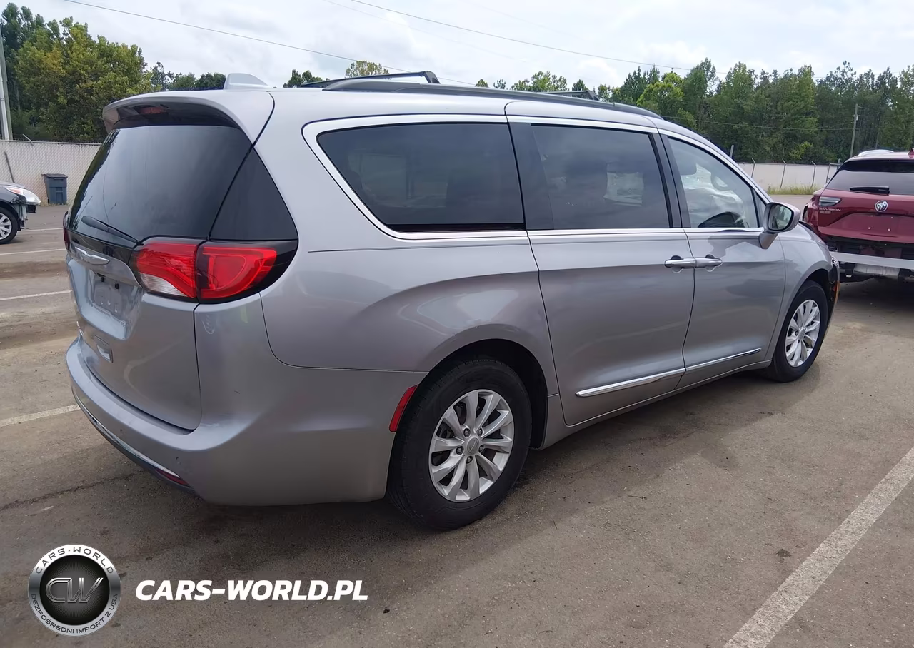 2017 Chrysler Pacifica Touring-L VIN:2C4RC1BG4HR569840 - 4