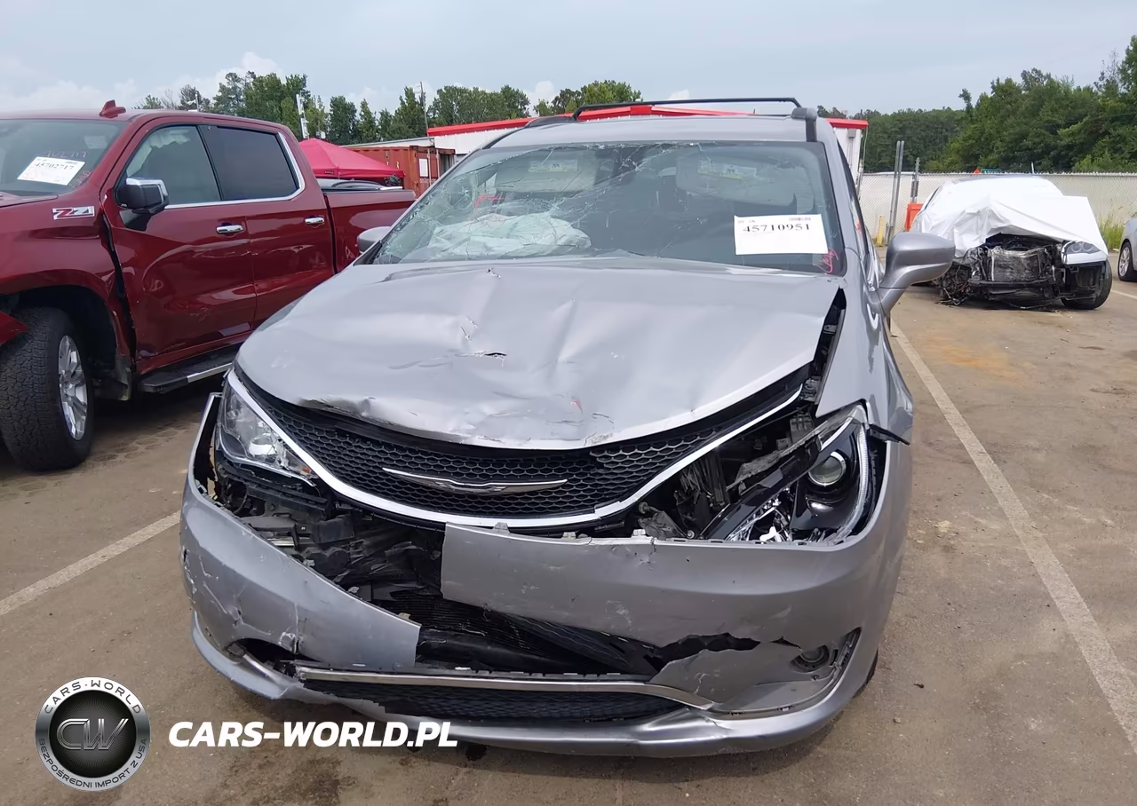 2017 Chrysler Pacifica Touring-L VIN:2C4RC1BG4HR569840 - 6