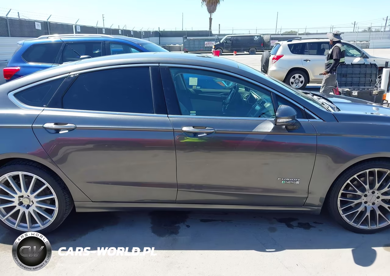 2016 Ford Fusion Energi Titanium VIN:3FA6P0SU4GR235913 - 13