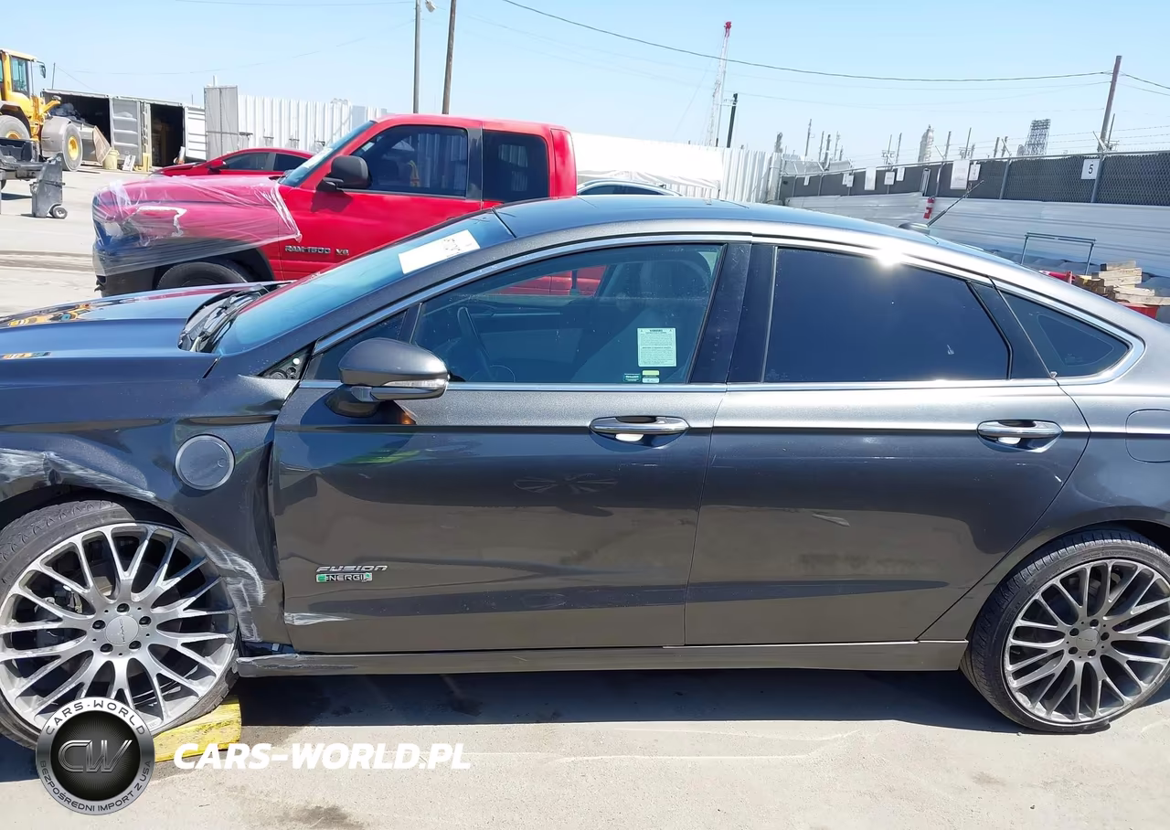 2016 Ford Fusion Energi Titanium VIN:3FA6P0SU4GR235913 - 14
