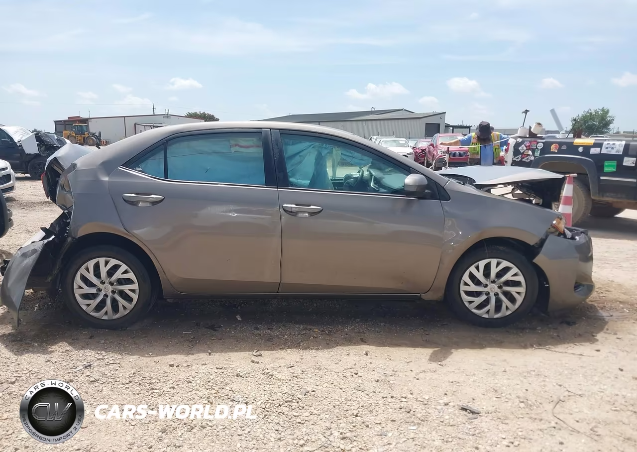 2018 Toyota Corolla Le VIN:2T1BURHE3JC061450 - 13