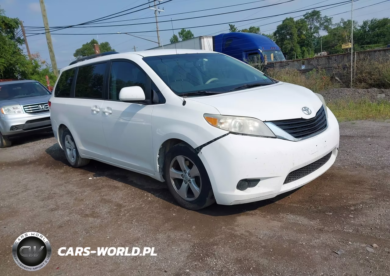 2014 Toyota Sienna Le V6 8 Passenger