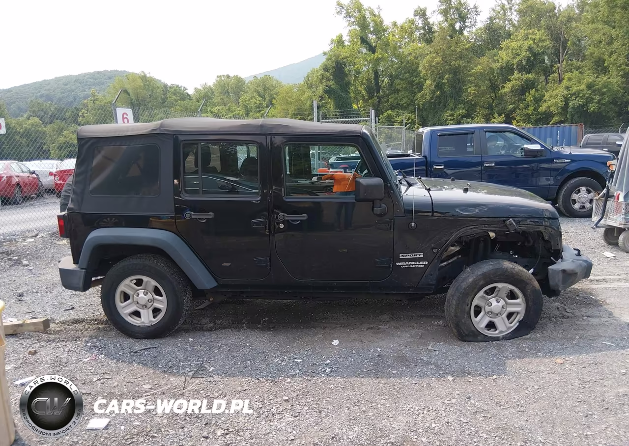 2015 Jeep Wrangler Unlimited Sport VIN:1C4BJWDG2FL692561 - 13