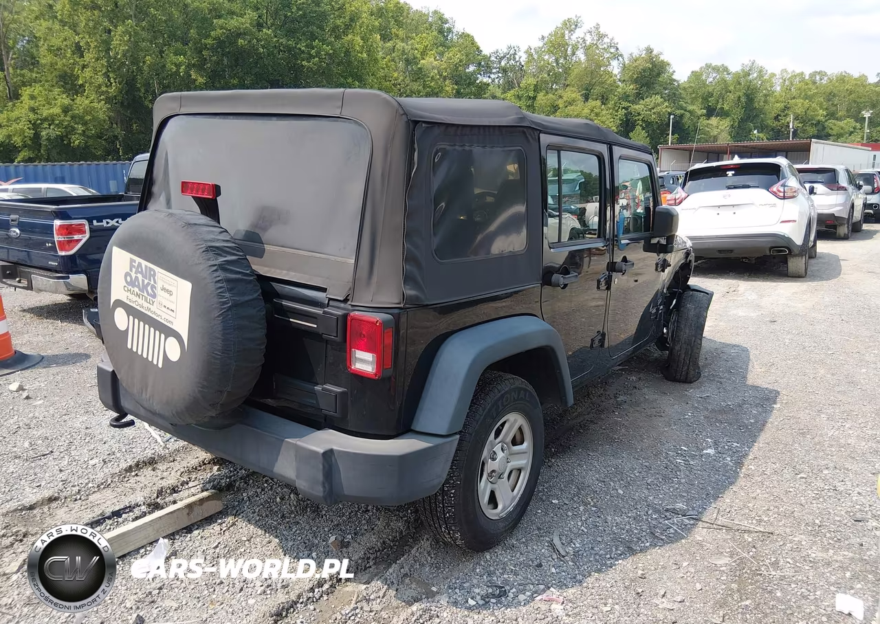 2015 Jeep Wrangler Unlimited Sport VIN:1C4BJWDG2FL692561 - 4