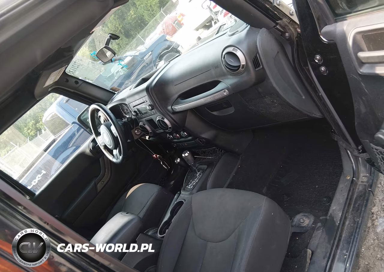 2015 Jeep Wrangler Unlimited Sport VIN:1C4BJWDG2FL692561 - 5