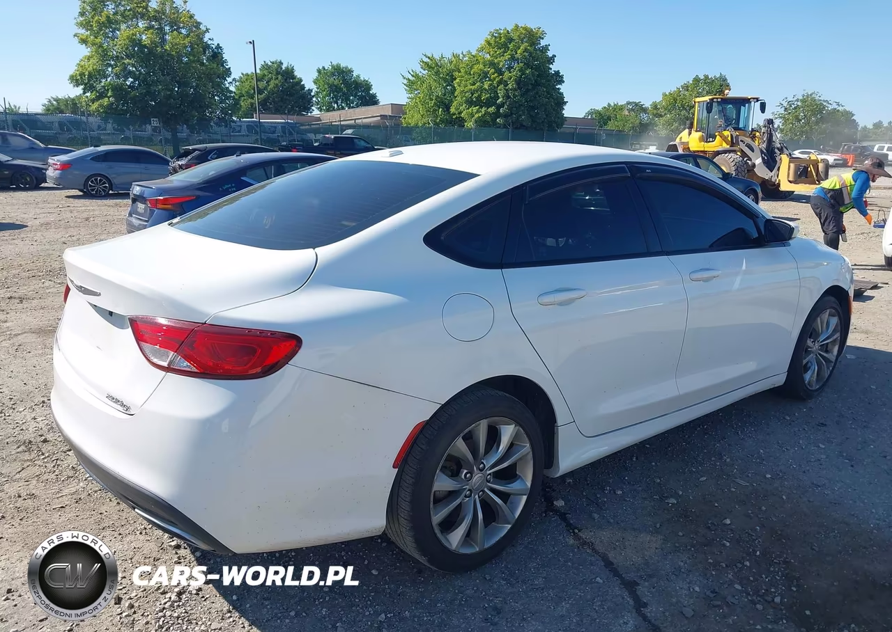 2015 Chrysler 200 S VIN:1C3CCCDG9FN700581 - 4