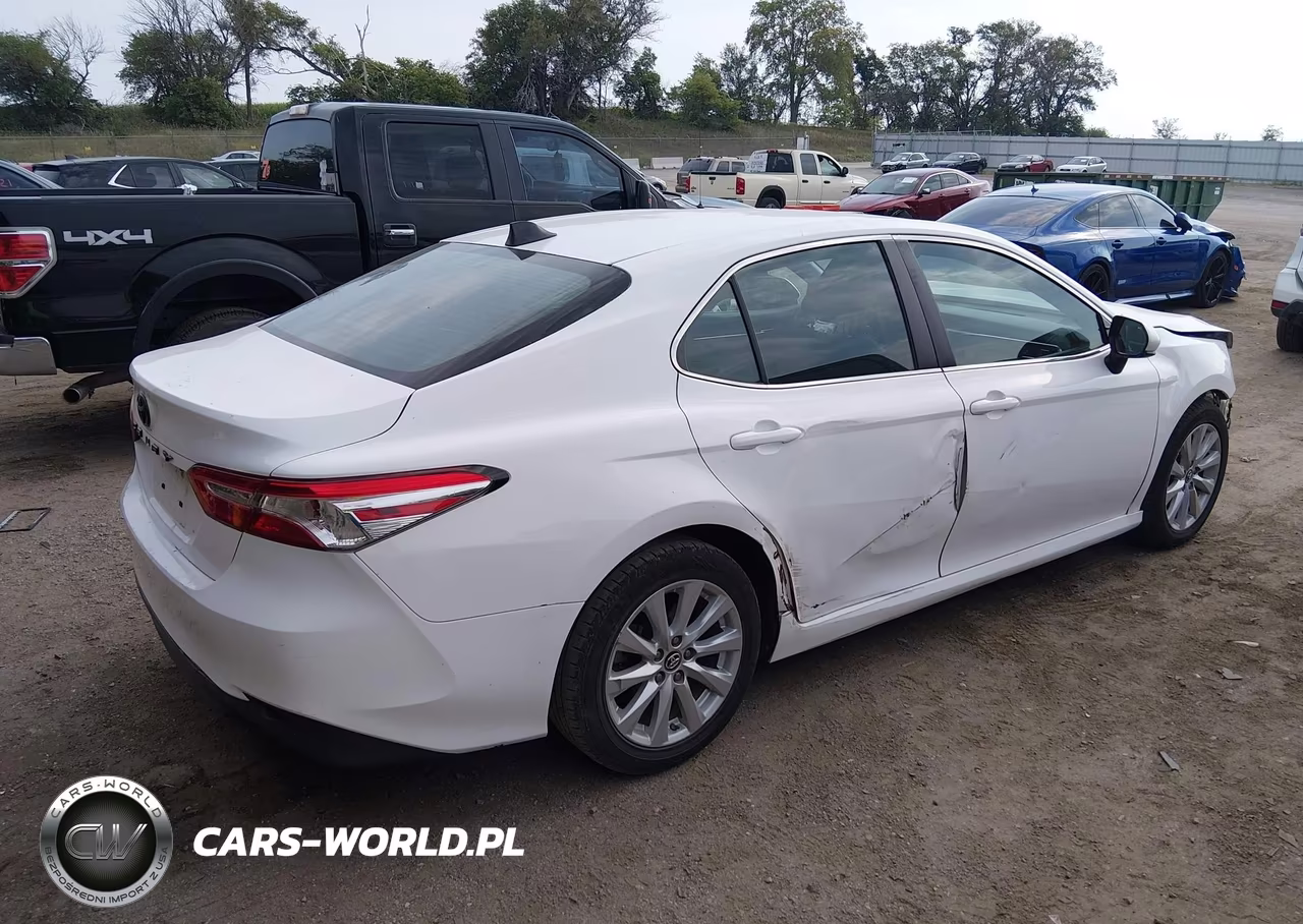 2018 Toyota Camry Le VIN:4T1B11HK0JU587842 - 4
