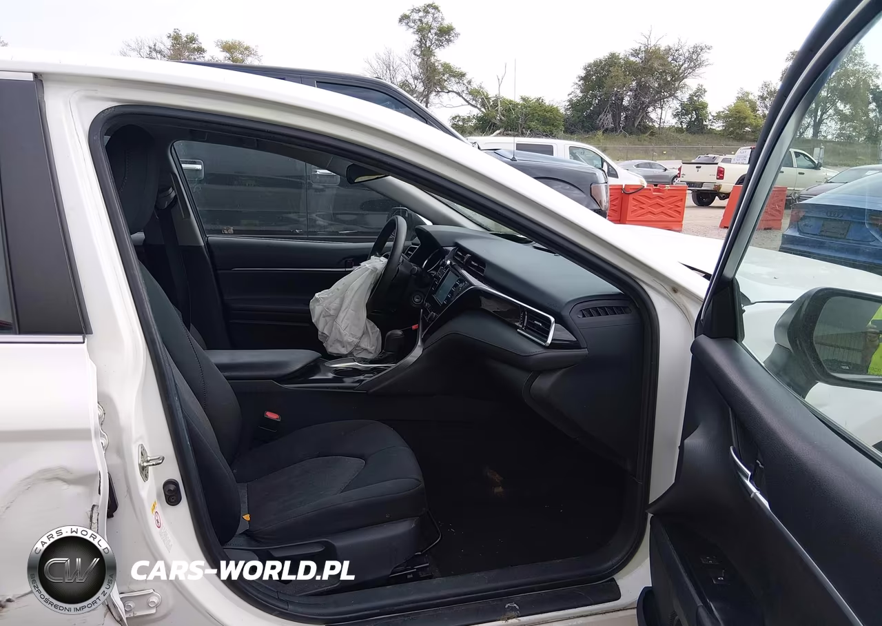 2018 Toyota Camry Le VIN:4T1B11HK0JU587842 - 5