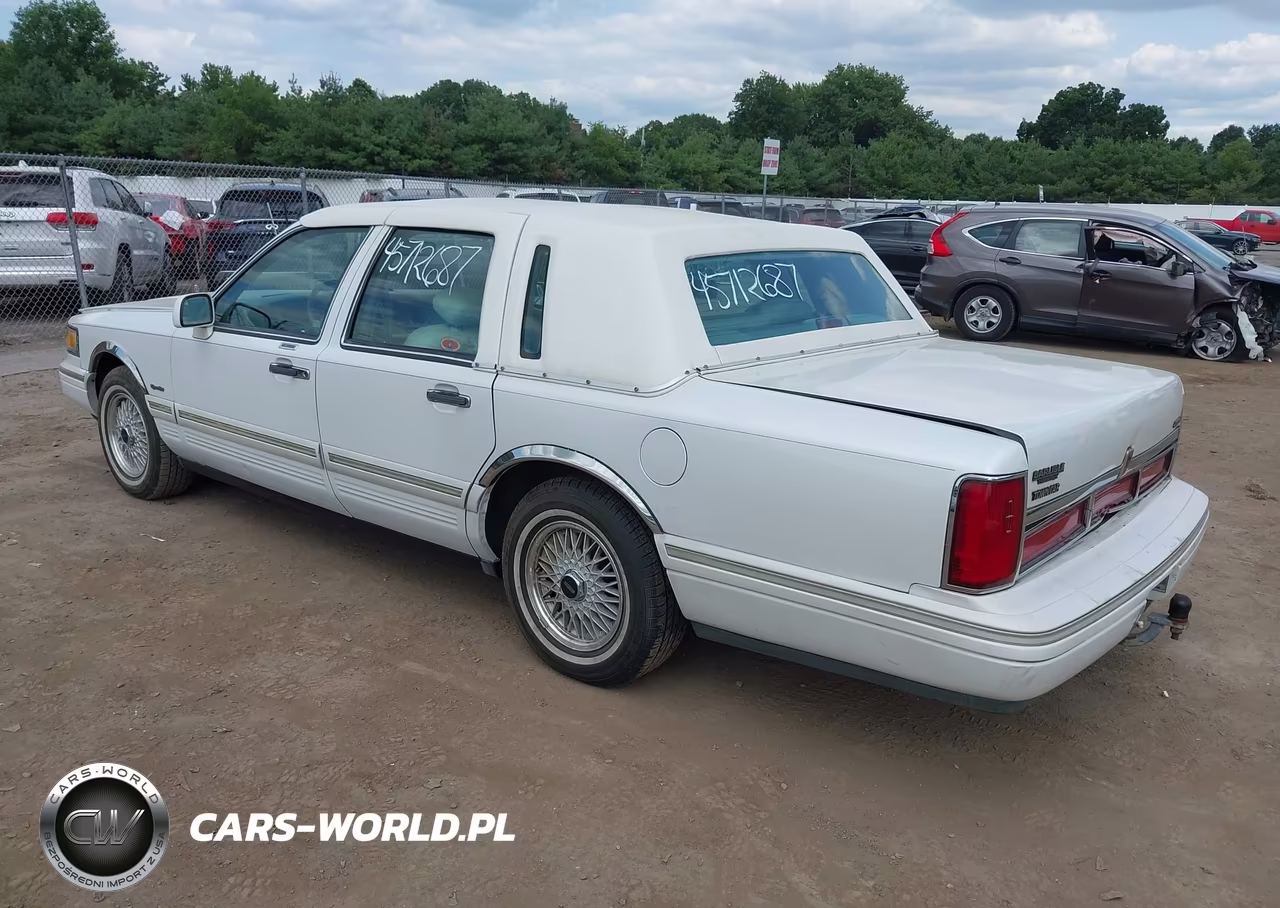 1997 Lincoln Town Car Signature VIN:1LNLM82W2VY601562 - 3