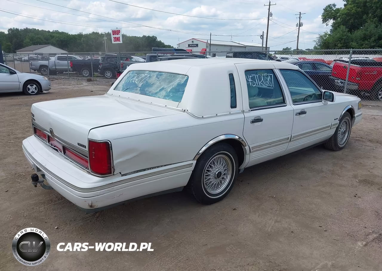 1997 Lincoln Town Car Signature VIN:1LNLM82W2VY601562 - 4