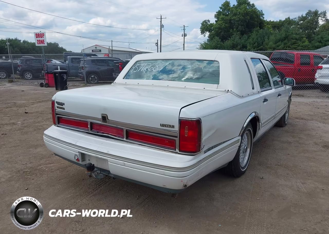 1997 Lincoln Town Car Signature VIN:1LNLM82W2VY601562 - 6