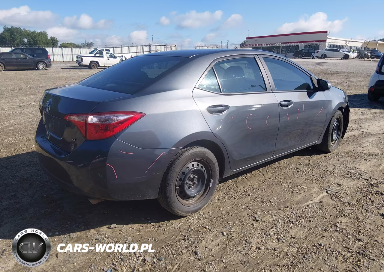 2018 Toyota Corolla Le VIN:5YFBURHE5JP792946 - 4
