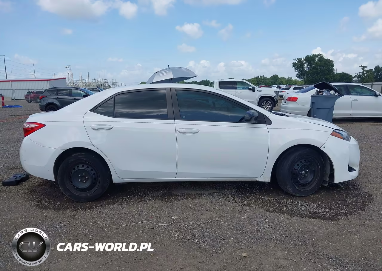2017 Toyota Corolla Le VIN:5YFBURHE5HP734412 - 14