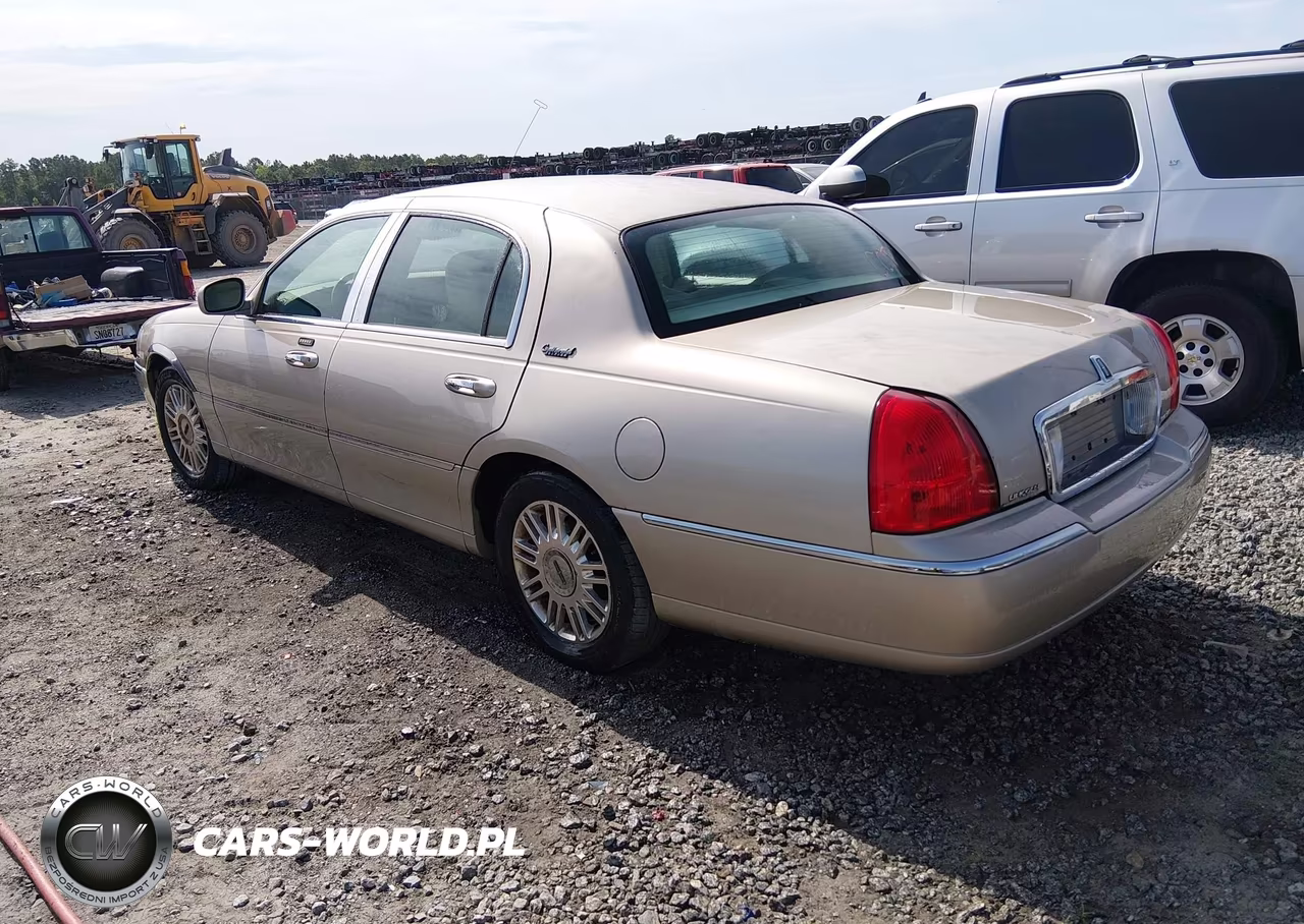2011 Lincoln Town Car Signature Limited VIN:2LNBL8CVXBX759731 - 3