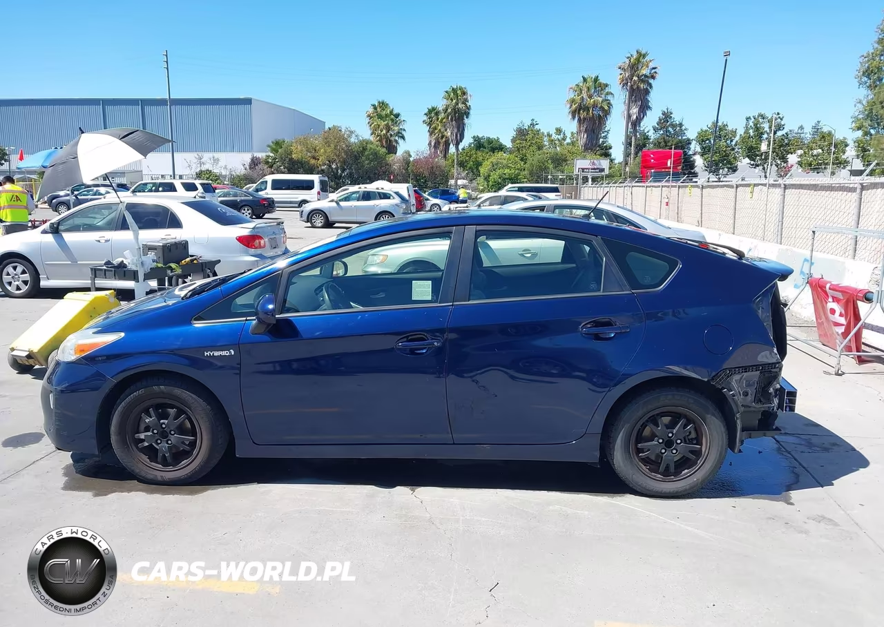 2015 Toyota Prius Two VIN:JTDKN3DU0F1950077 - 14