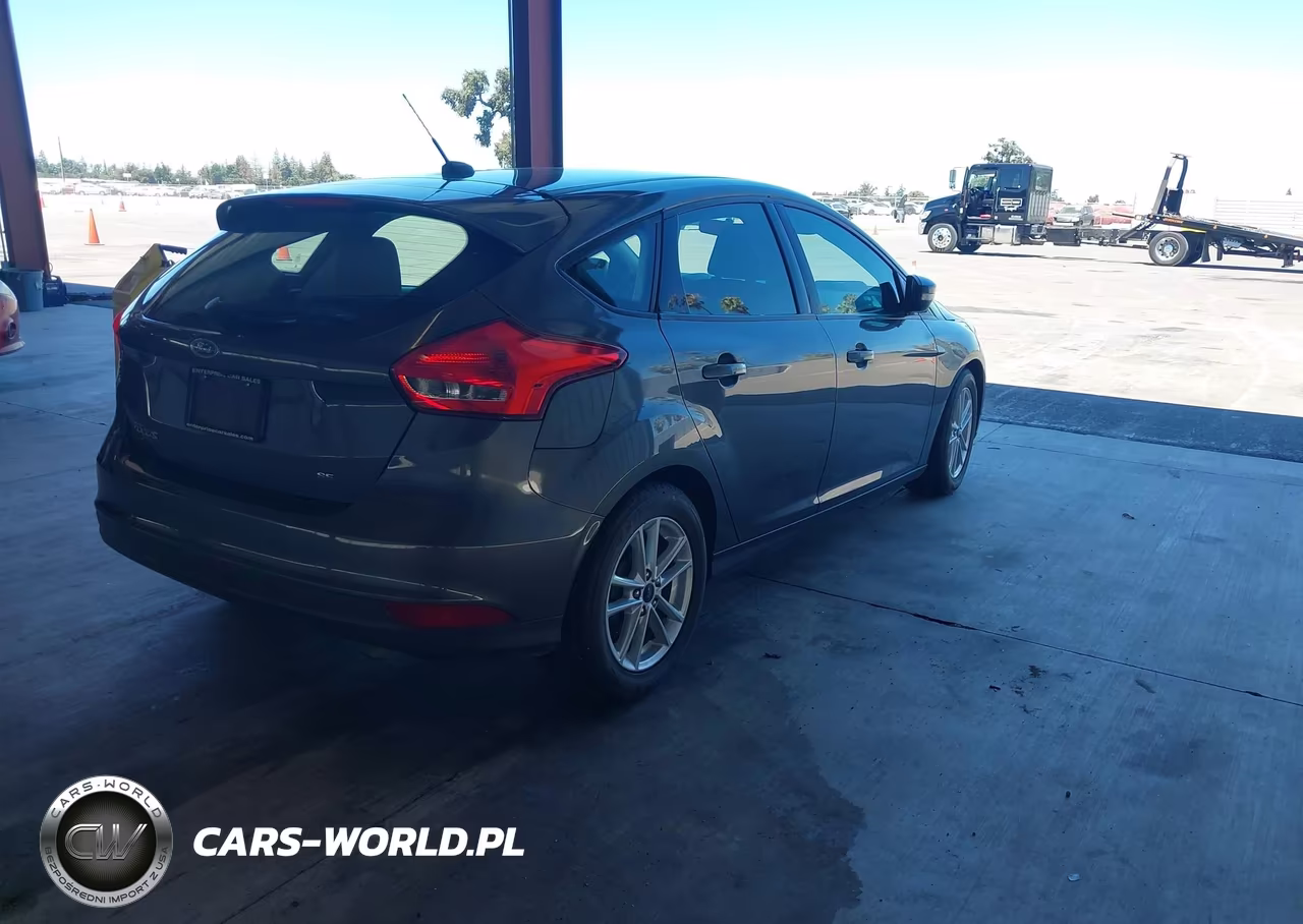 2016 Ford Focus Se VIN:1FADP3K22GL352038 - 4