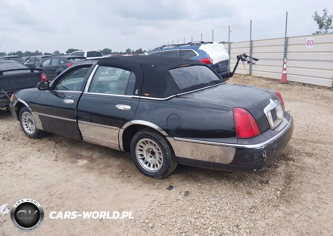 2001 Lincoln Town Car Cartier VIN:1LNHM83W31Y700874 - 3