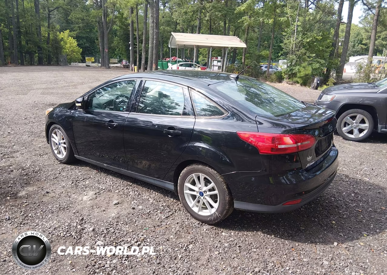 2016 Ford Focus Se VIN:1FADP3F27GL385112 - 3