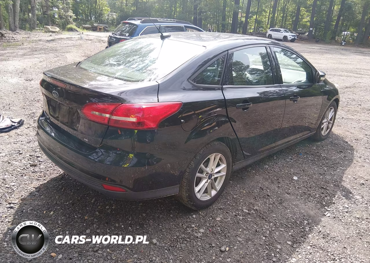 2016 Ford Focus Se VIN:1FADP3F27GL385112 - 4
