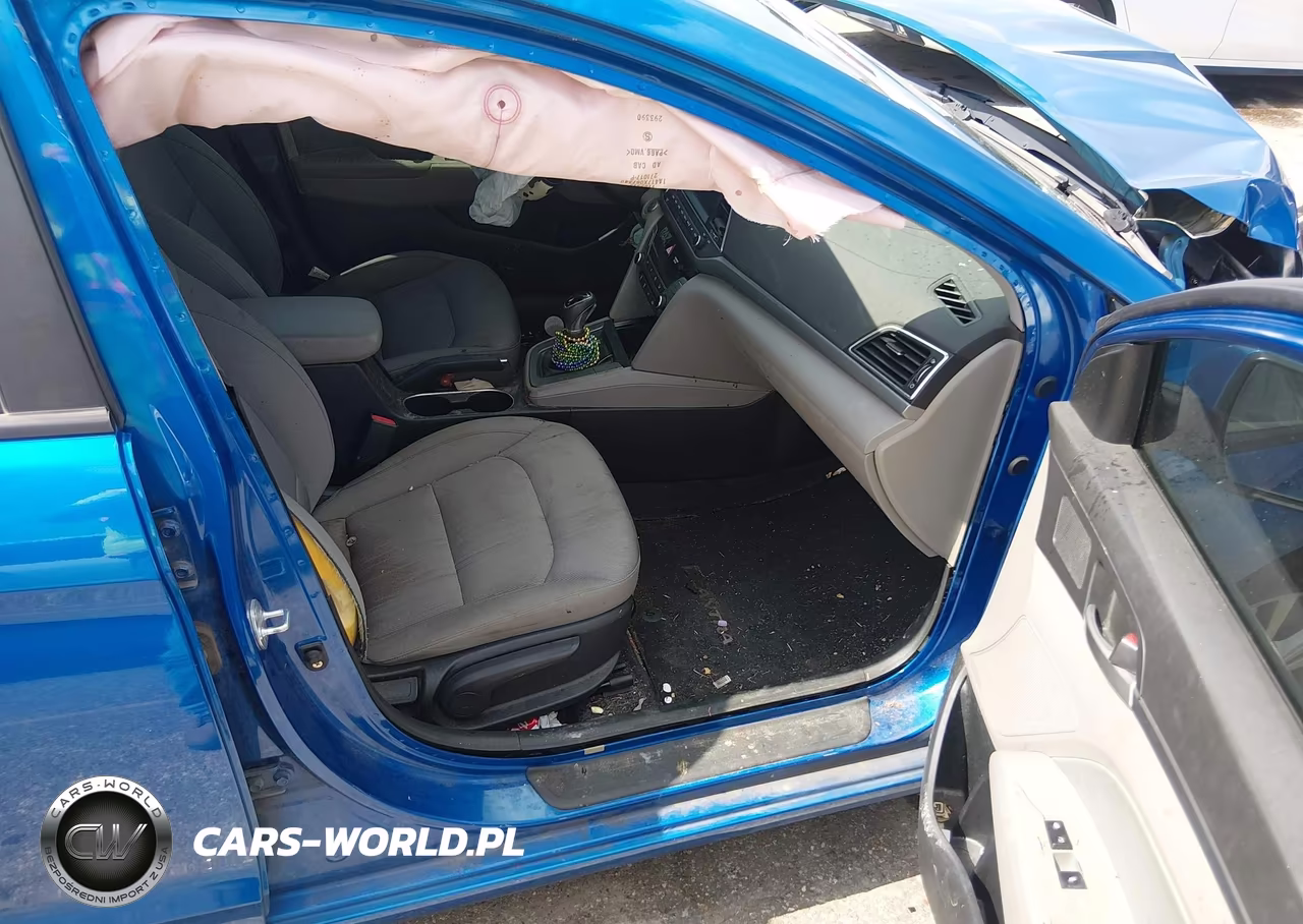 2018 Hyundai Elantra Value Edition VIN:KMHD84LF7JU608914 - 5