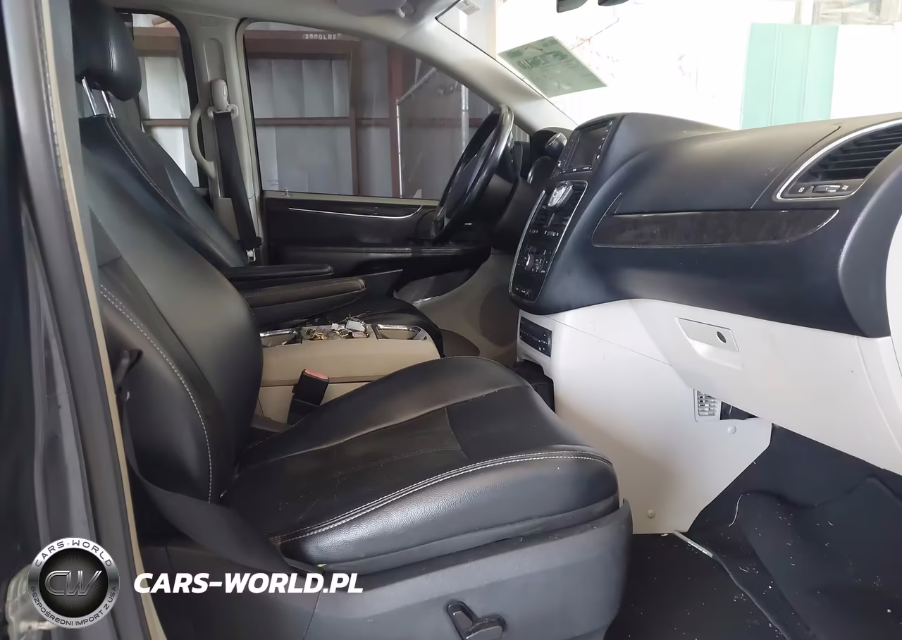 2011 Chrysler Town & Country Touring-L VIN:2A4RR8DG9BR721813 - 5