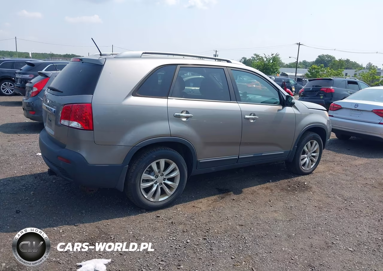 2011 Kia Sorento Lx V6 VIN:5XYKT4A25BG121045 - 4
