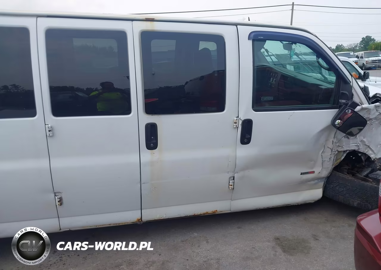 2015 Chevrolet Express 3500 2Ls Diesel VIN:1GAZGZFL6F1268510 - 13