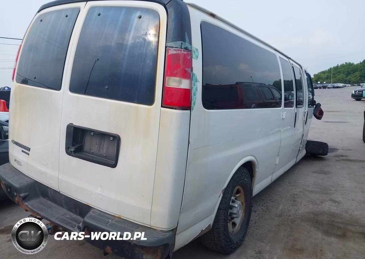 2015 Chevrolet Express 3500 2Ls Diesel VIN:1GAZGZFL6F1268510 - 4
