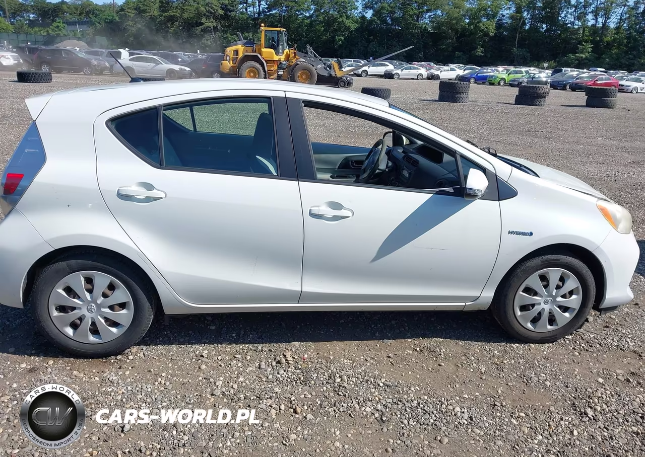 2013 Toyota Prius C One VIN:JTDKDTB31D1042568 - 13