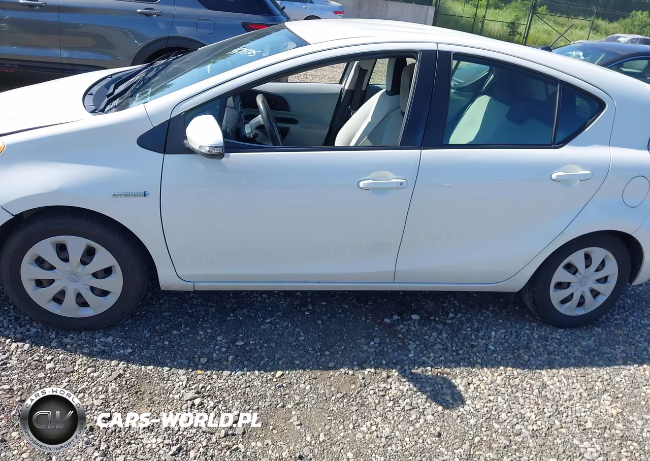 2013 Toyota Prius C One VIN:JTDKDTB31D1042568 - 14