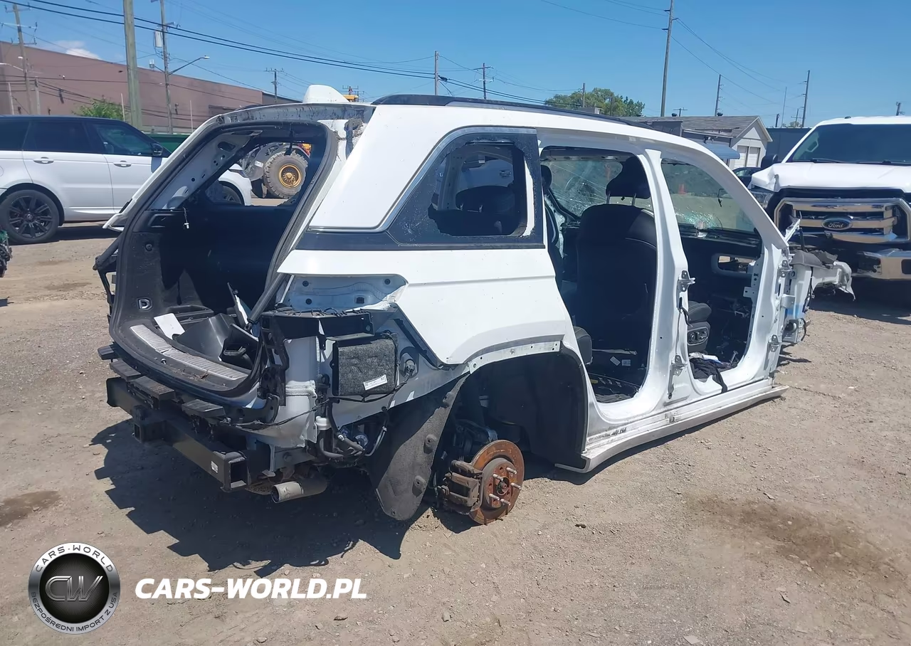 2022 Jeep Grand Cherokee Overland 4X4 VIN:1C4RJHDG2N8629424 - 4