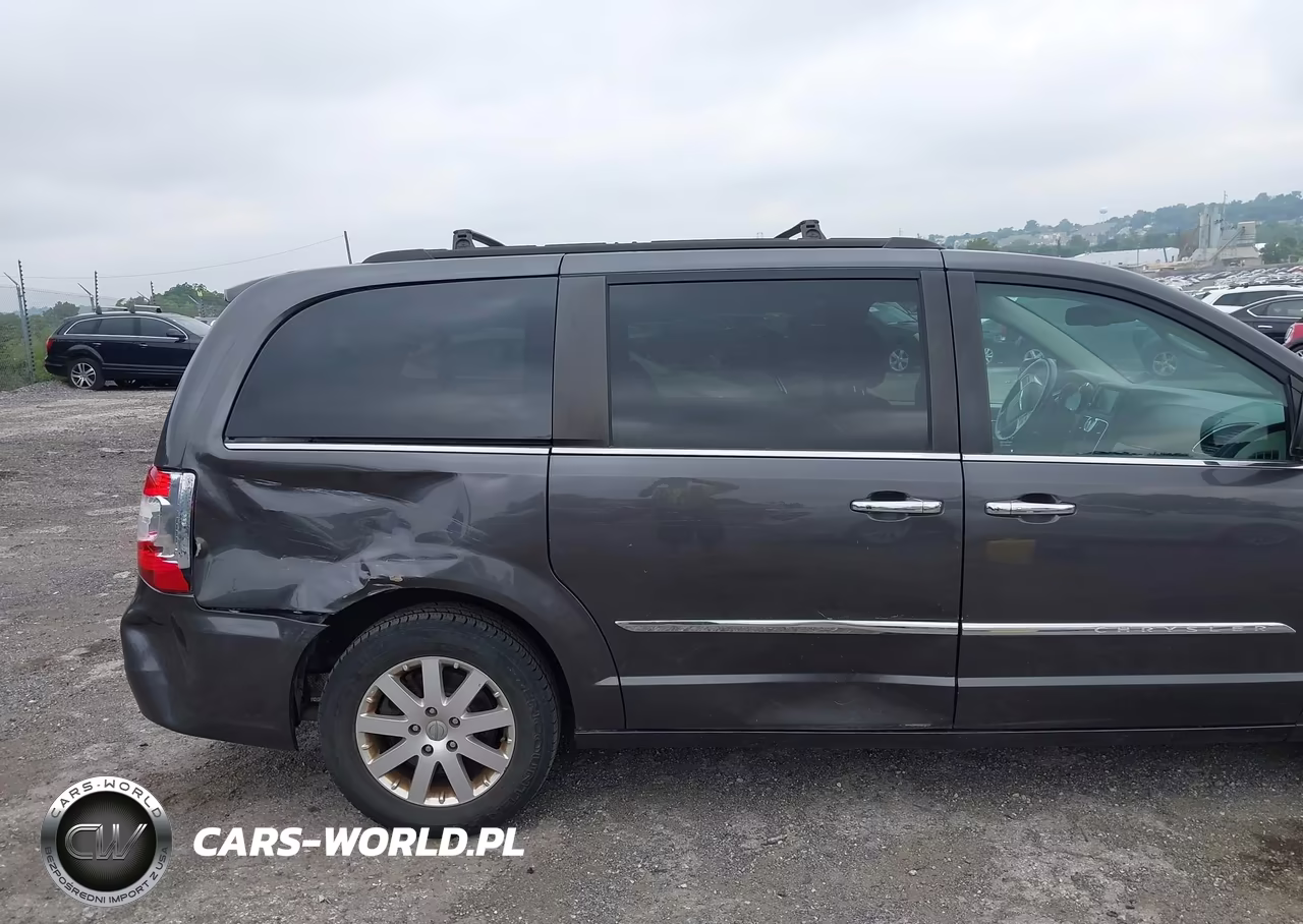 2015 Chrysler Town & Country Touring VIN:2C4RC1BG9FR628636 - 6