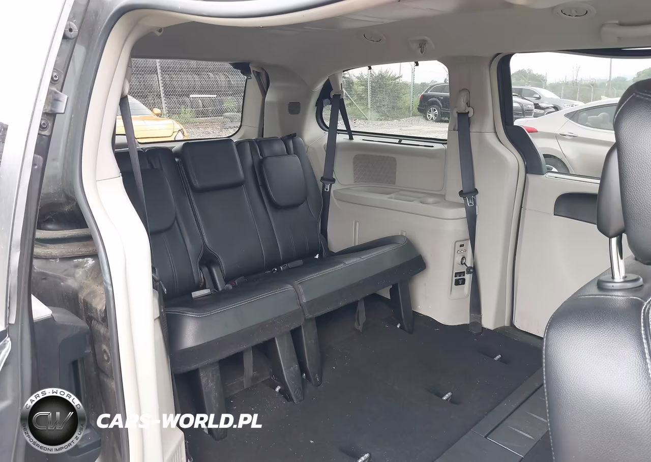 2015 Chrysler Town & Country Touring VIN:2C4RC1BG9FR628636 - 8