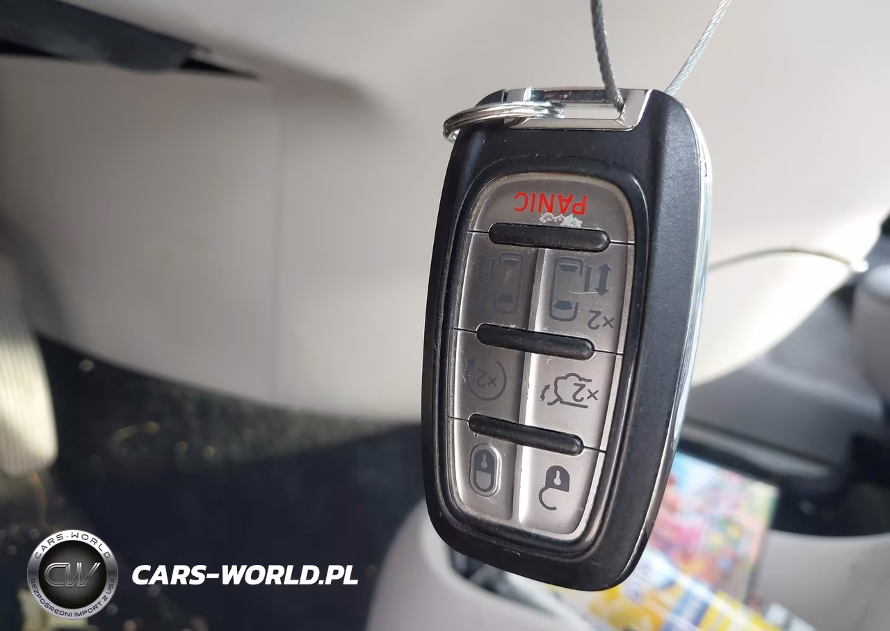 2018 Chrysler Pacifica Hybrid Limited VIN:2C4RC1N72JR213162 - 11