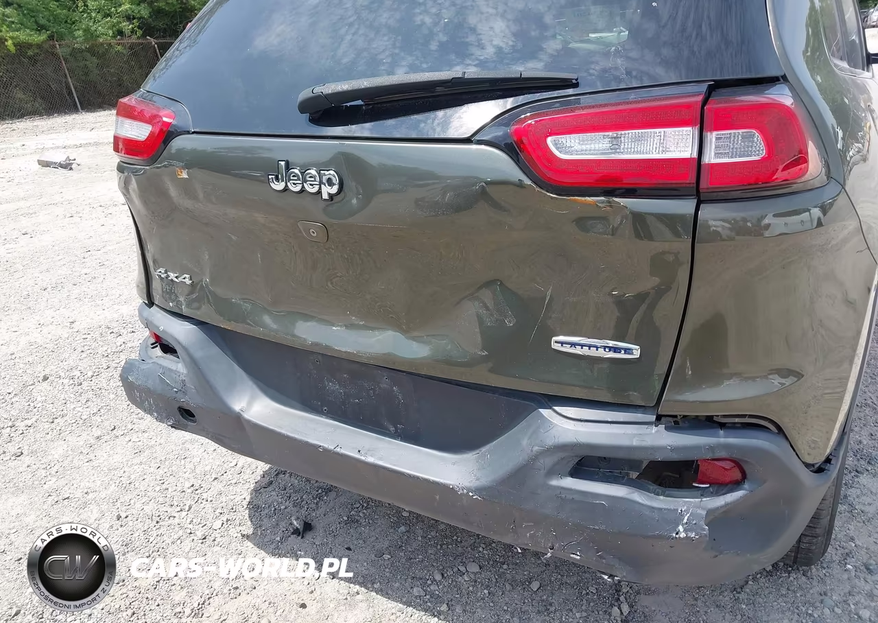 2015 Jeep Cherokee Latitude VIN:1C4PJMCB0FW612947 - 17