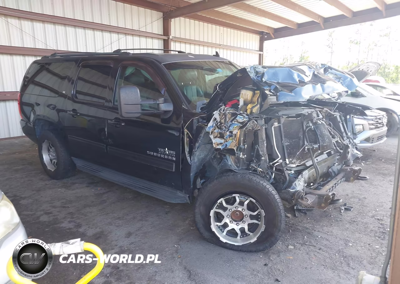 2013 Chevrolet Suburban Lt – zdjęcie 1 z 17