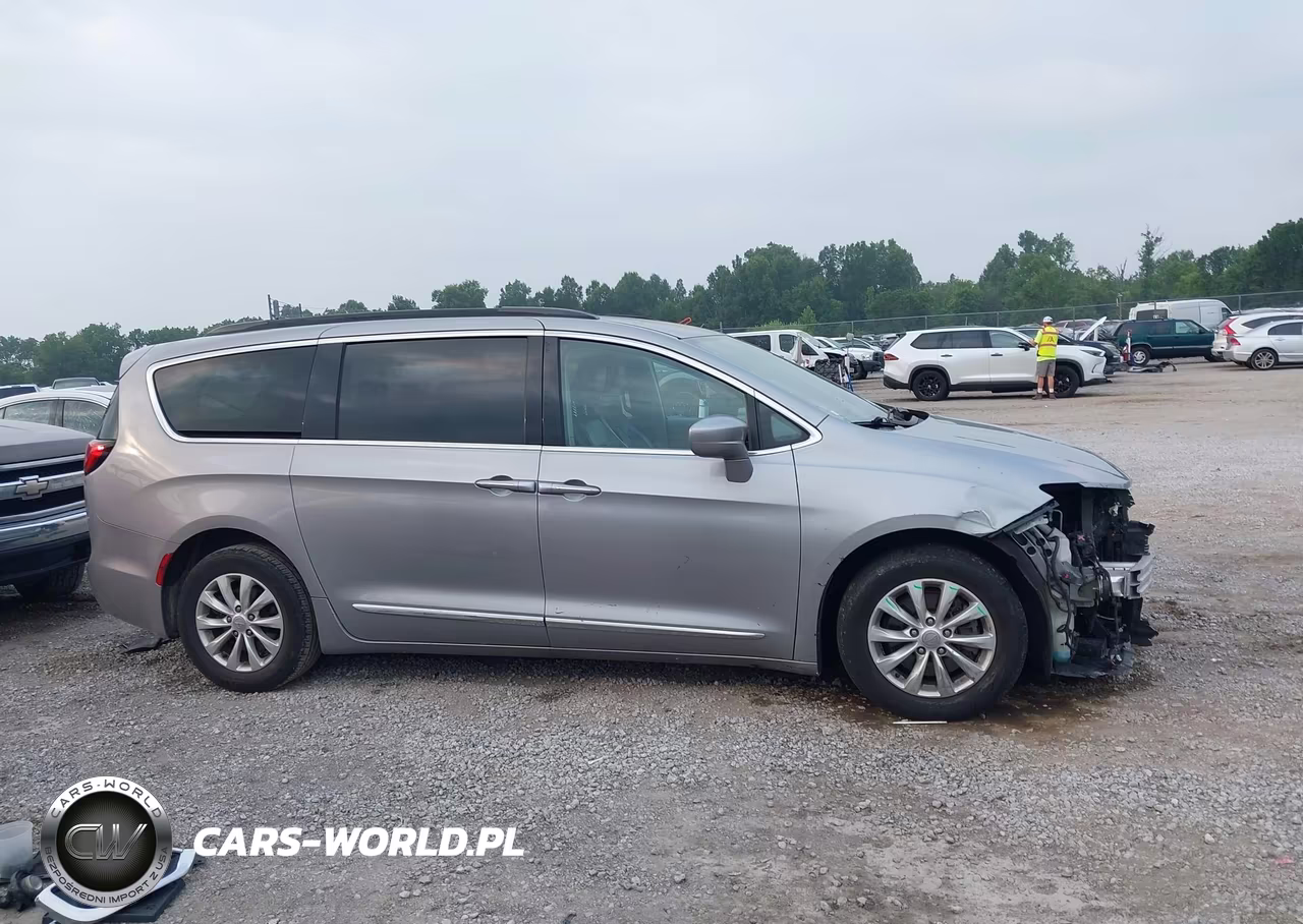 2017 Chrysler Pacifica Touring-L VIN:2C4RC1BGXHR576176 - 14