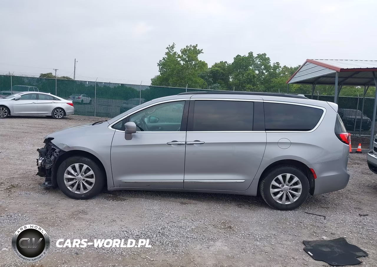 2017 Chrysler Pacifica Touring-L VIN:2C4RC1BGXHR576176 - 15