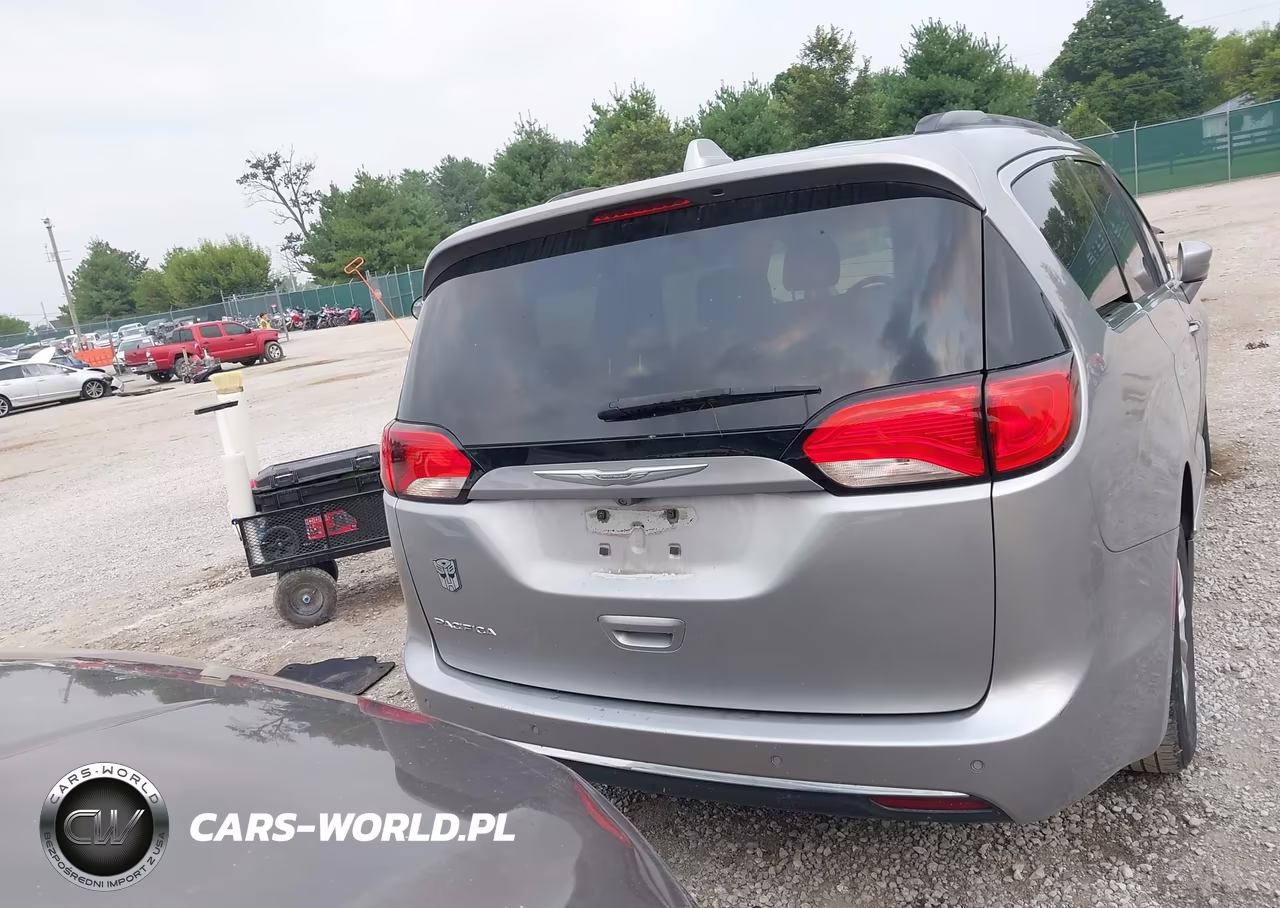 2017 Chrysler Pacifica Touring-L VIN:2C4RC1BGXHR576176 - 17